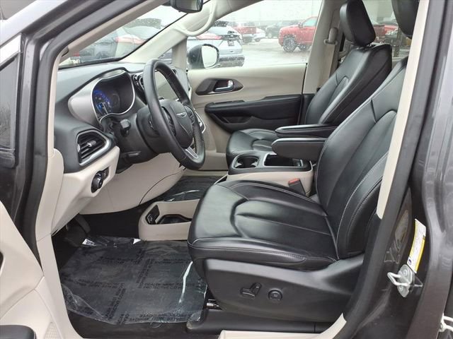 Used 2023 Chrysler Pacifica Touring-L FWD image 11