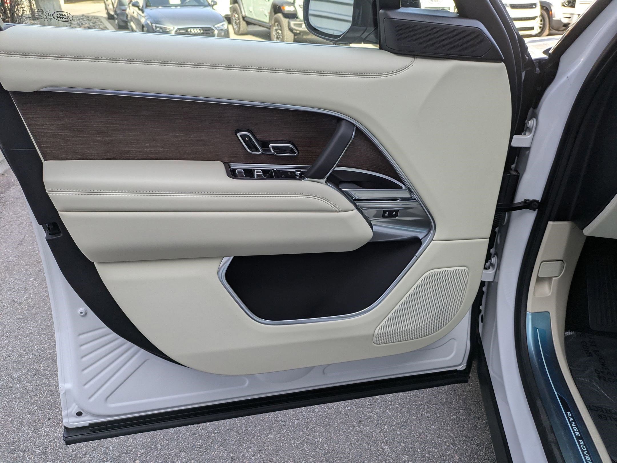 New 2025 Land Rover Range Rover SE image 9