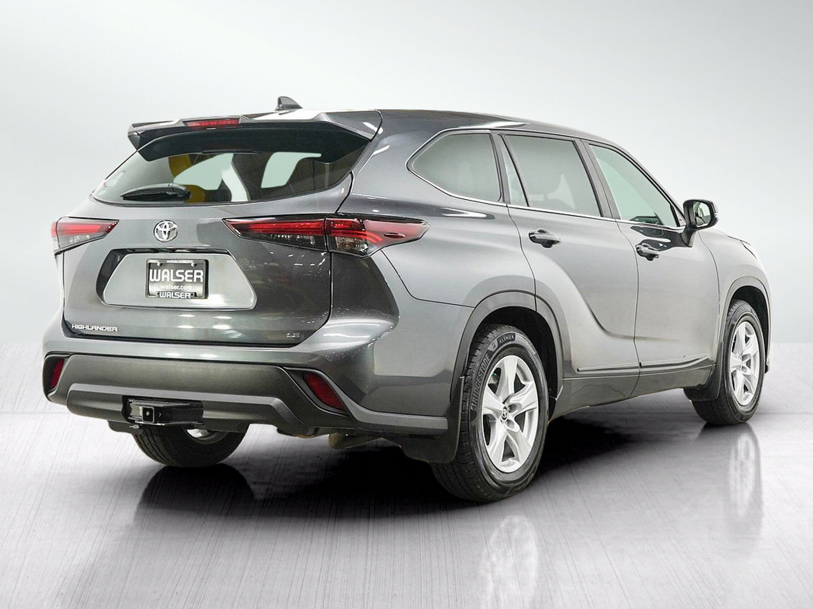 Used 2024 Toyota Highlander LE FWD image 5