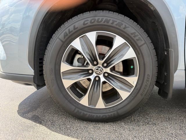 Used 2023 Toyota Highlander XLE FWD image 7