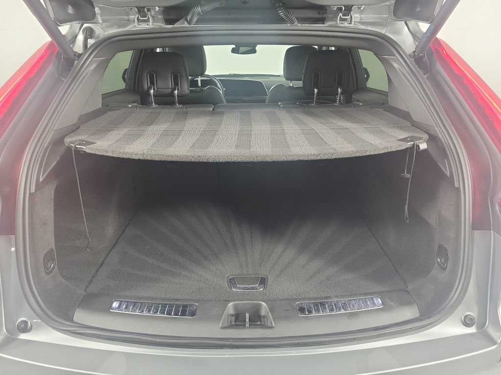Used 2025 Cadillac XT4 Premium Luxury FWD image 8