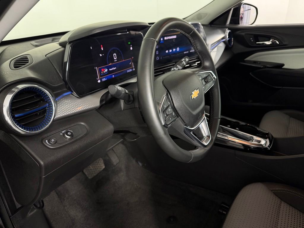 Used 2025 Chevrolet Trax LT w/ LT Convenience Package FWD image 21