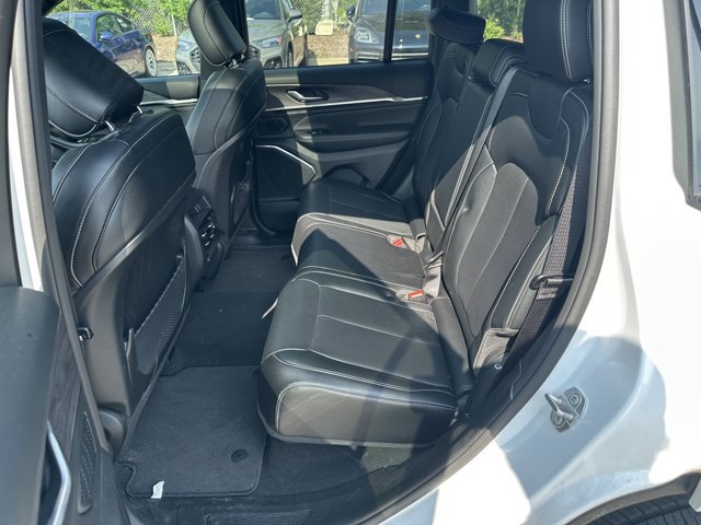 Used 2023 Jeep Grand Cherokee Overland AWD/4WD image 13