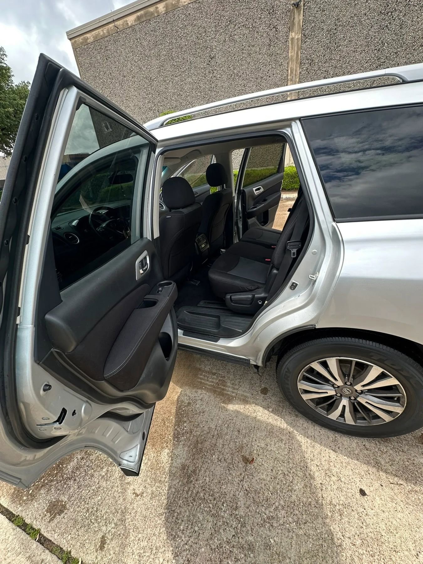 Used 2017 Nissan Pathfinder SV image 16