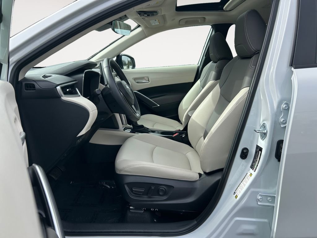 Used 2024 Toyota Corolla Cross XLE w/ Convenience Package AWD/4WD image 15