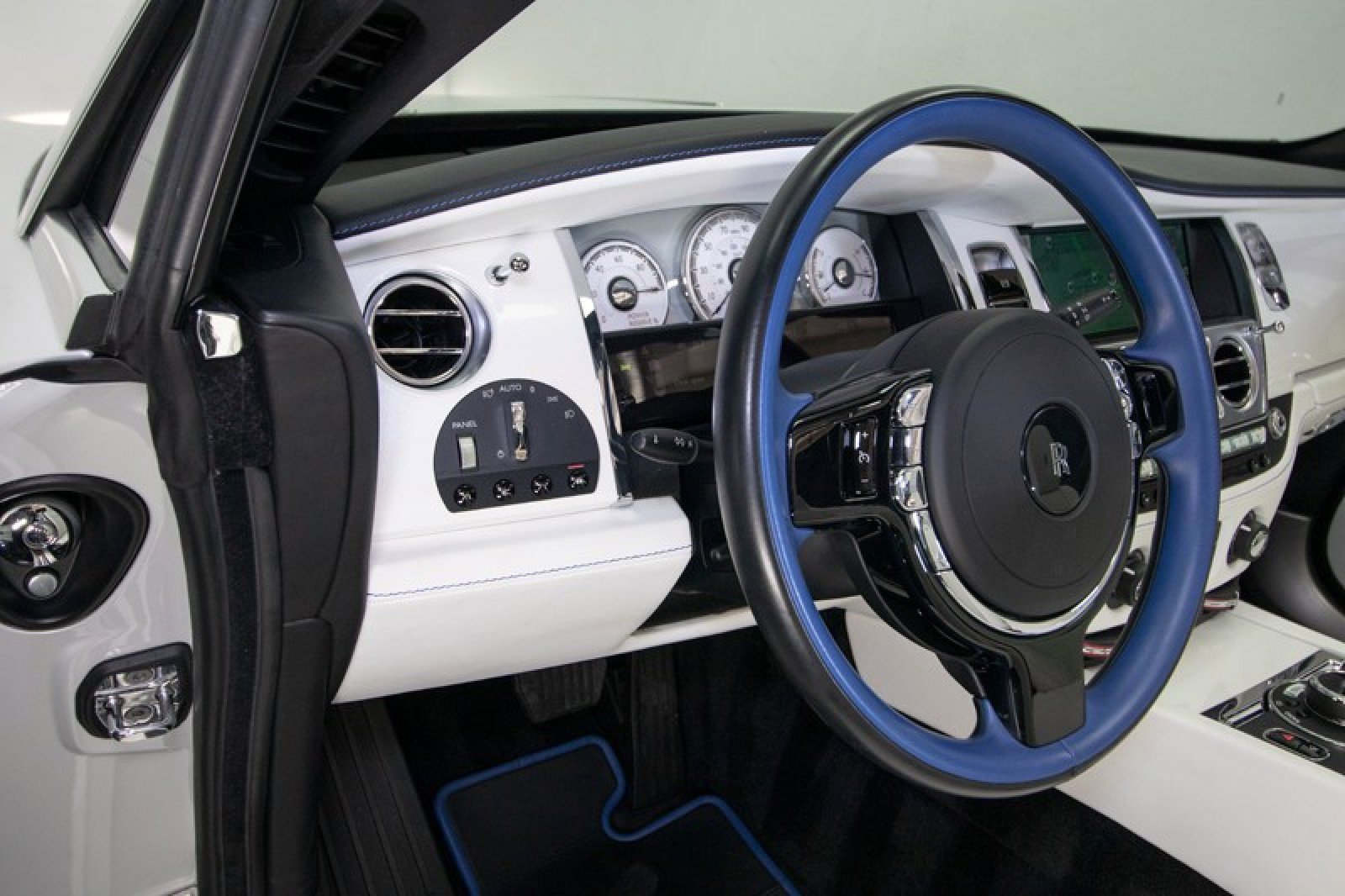 Used 2017 Rolls-Royce Dawn image 30