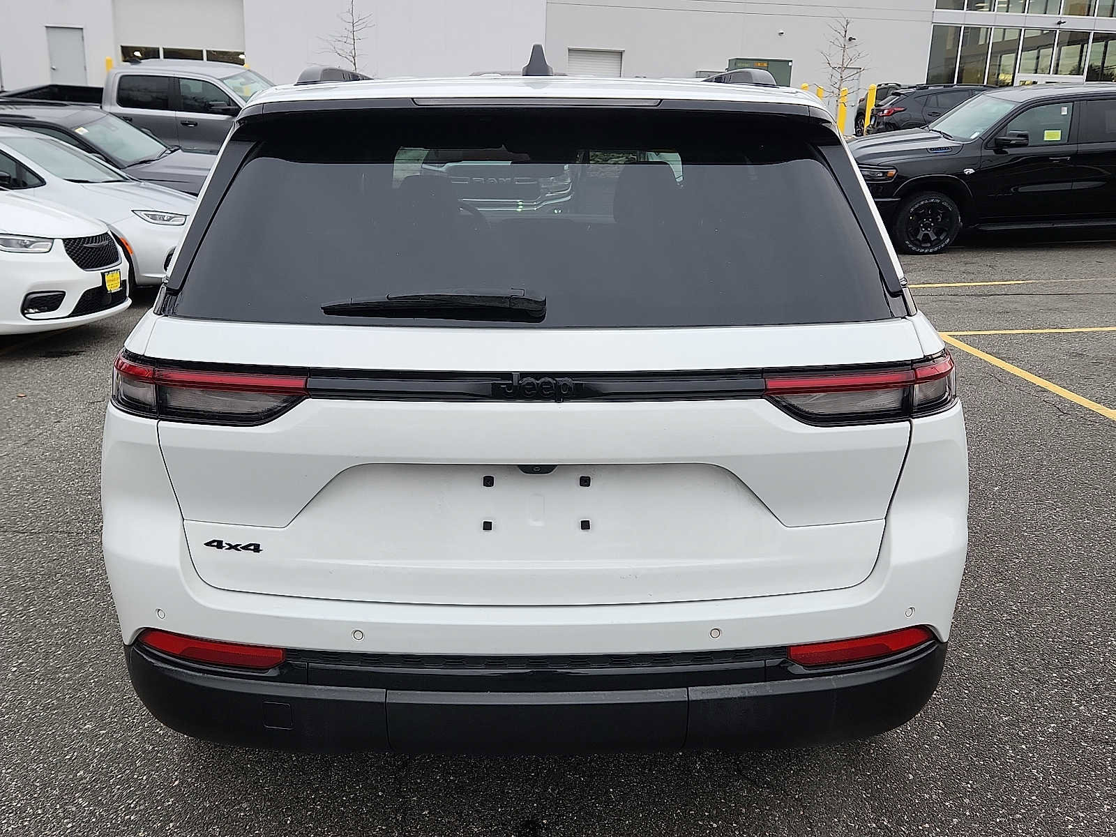 Used 2023 Jeep Grand Cherokee Altitude image 5