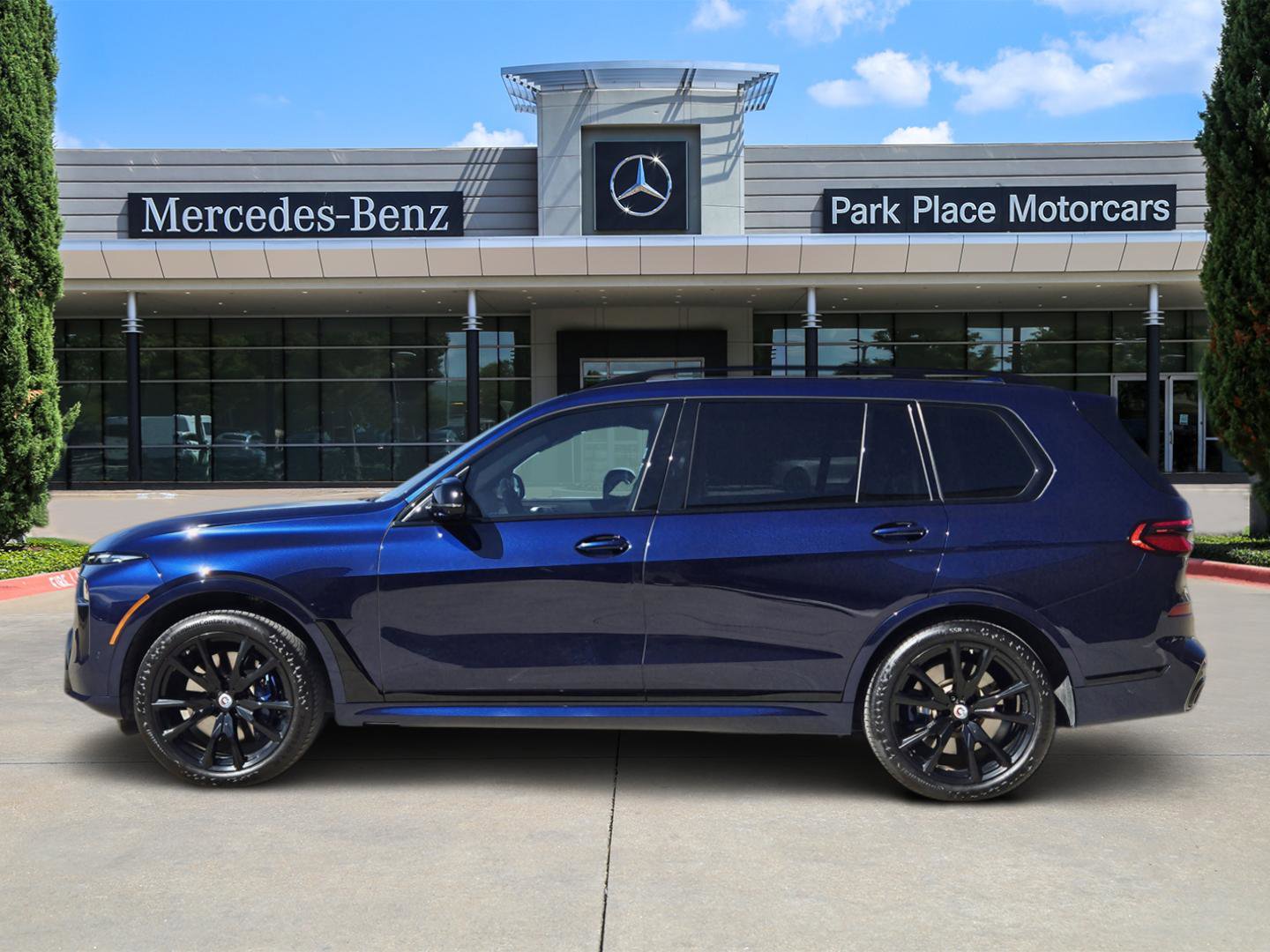 Used 2023 BMW X7 M60i w/ Executive Package image 3