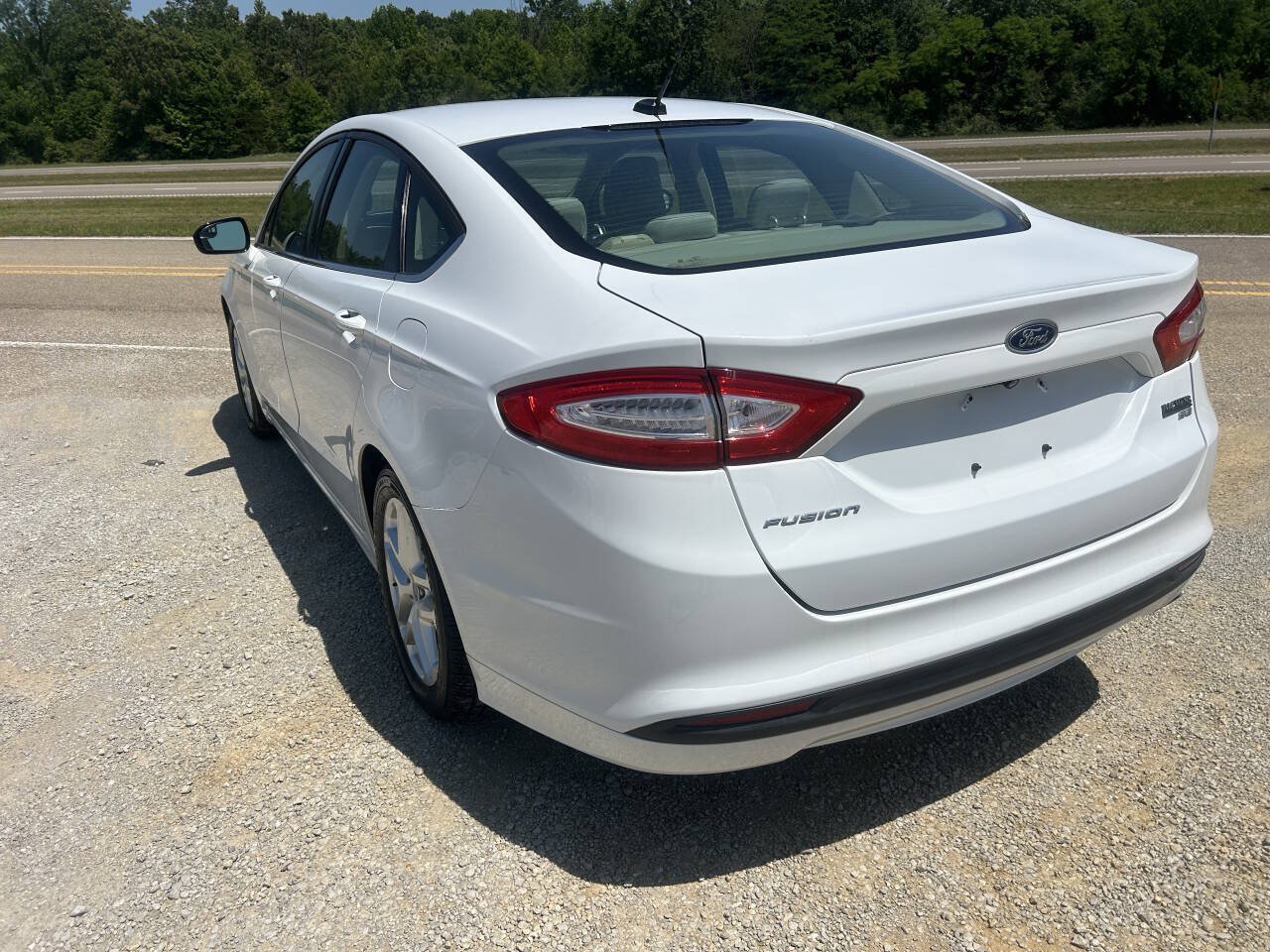 Used 2016 Ford Fusion SE FWD image 8