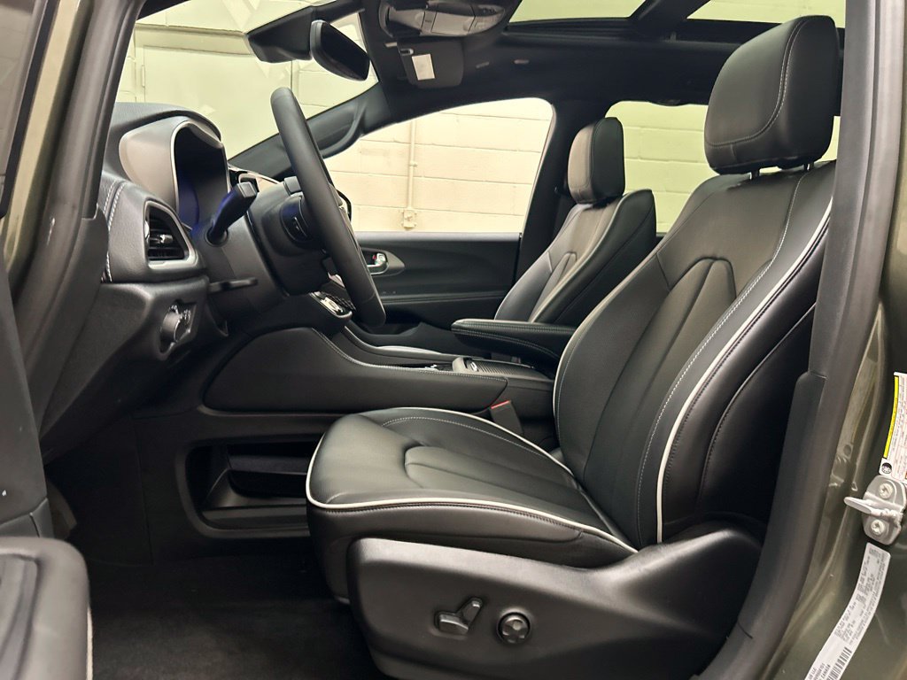 New 2027 Chrysler Pacifica Limited FWD image 8