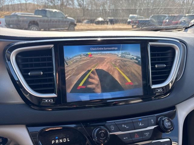 Used 2024 Chrysler Pacifica Touring-L image 16