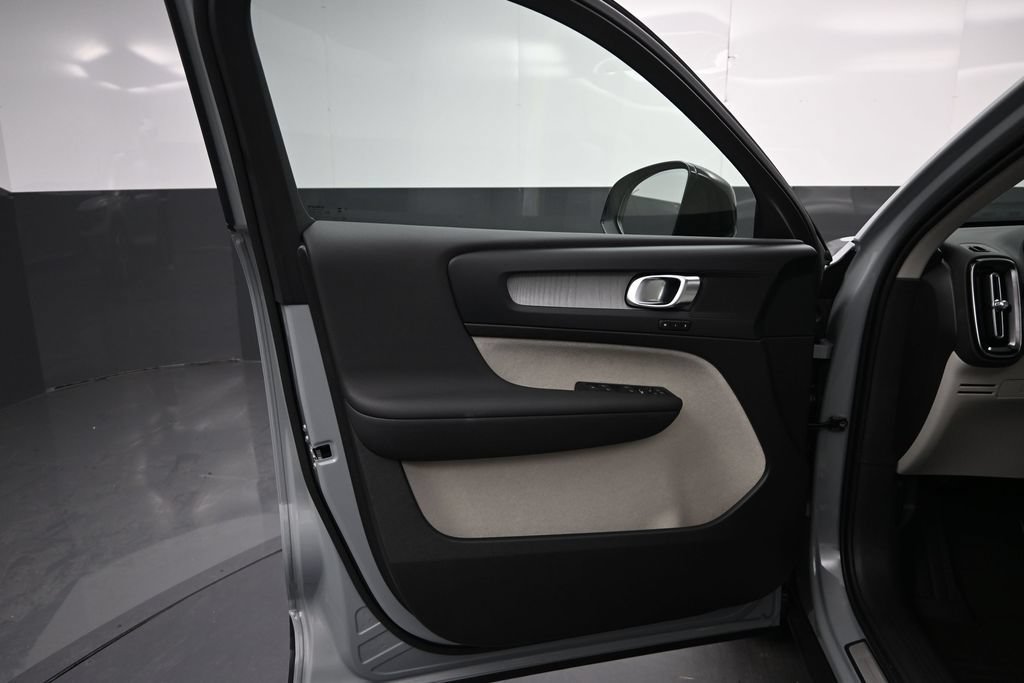 New 2026 Volvo XC40 B5 Plus w/ Protection Package Premier AWD/4WD image 9