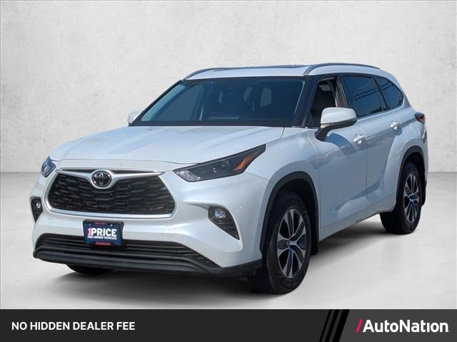 Used 2022 Toyota Highlander XLE AWD/4WD image 1