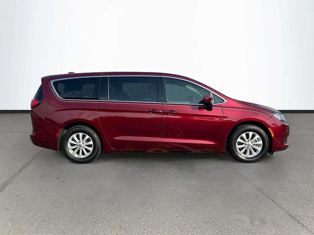Used 2017 Chrysler Pacifica Touring w/ Tire & Wheel Group FWD image 8