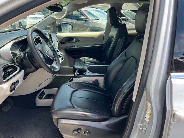 Used 2023 Chrysler Pacifica Touring-L FWD image 3