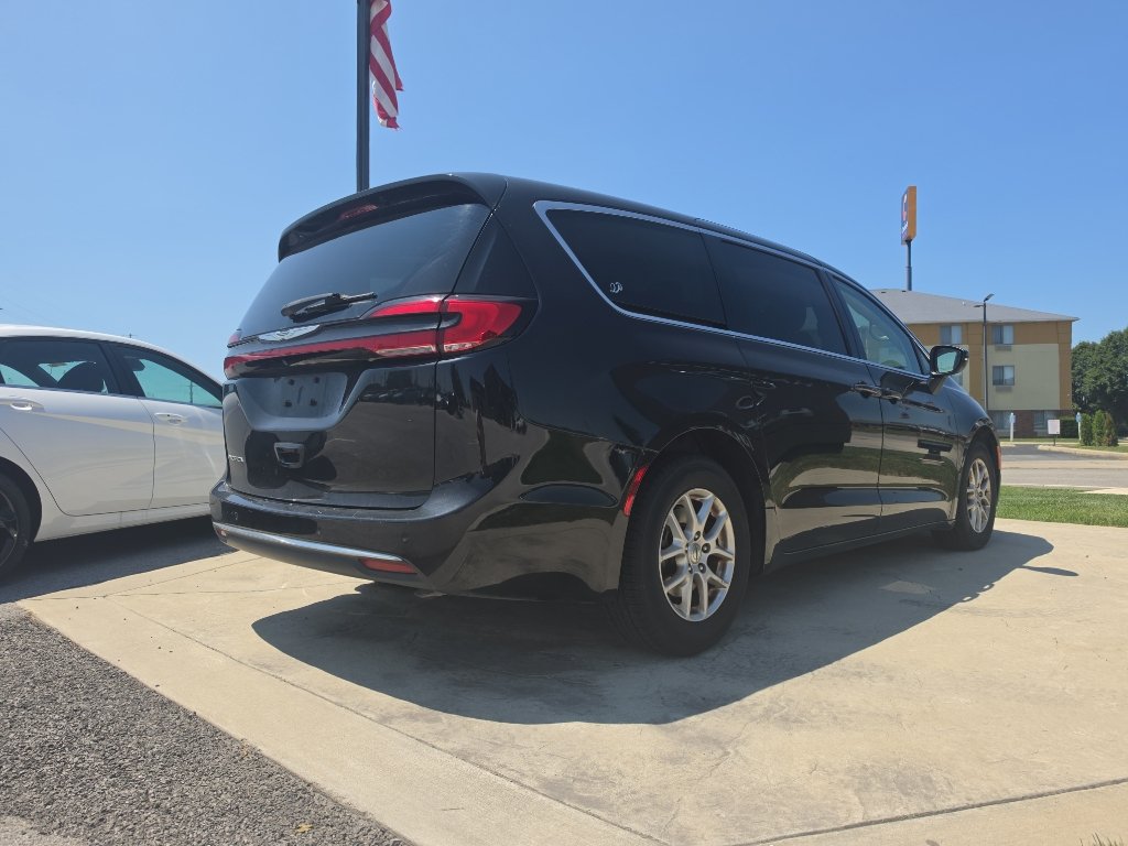 Used 2023 Chrysler Pacifica Touring-L FWD image 5