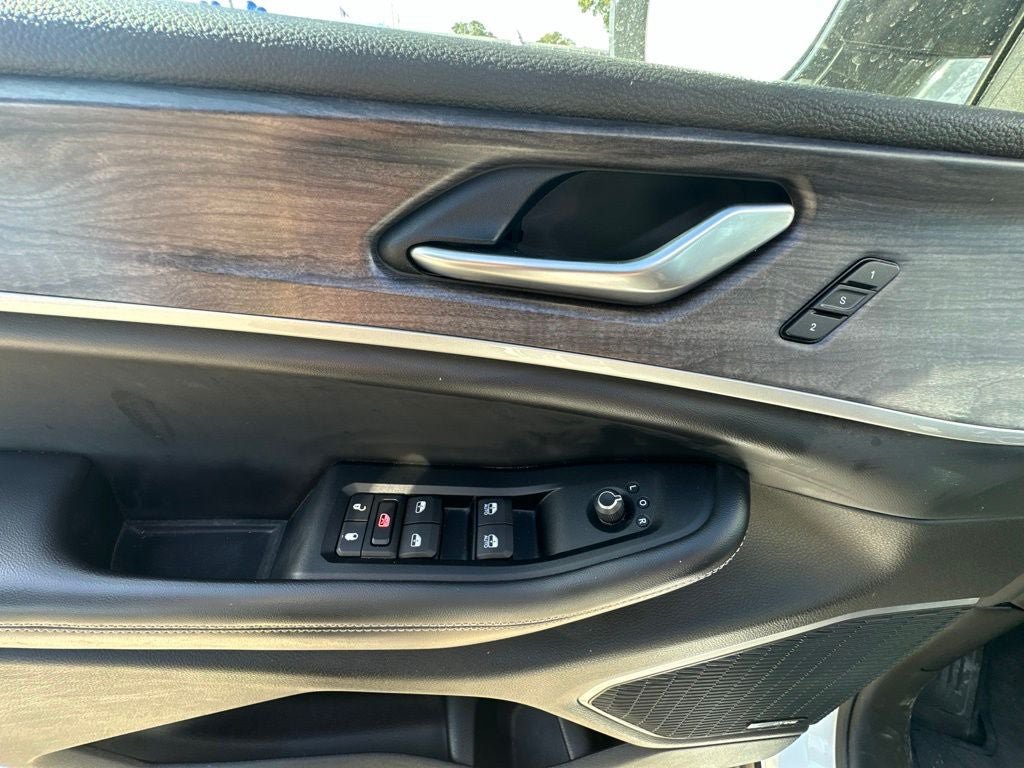 Used 2023 Jeep Grand Cherokee L Limited w/ Luxury Tech Group II AWD/4WD image 10