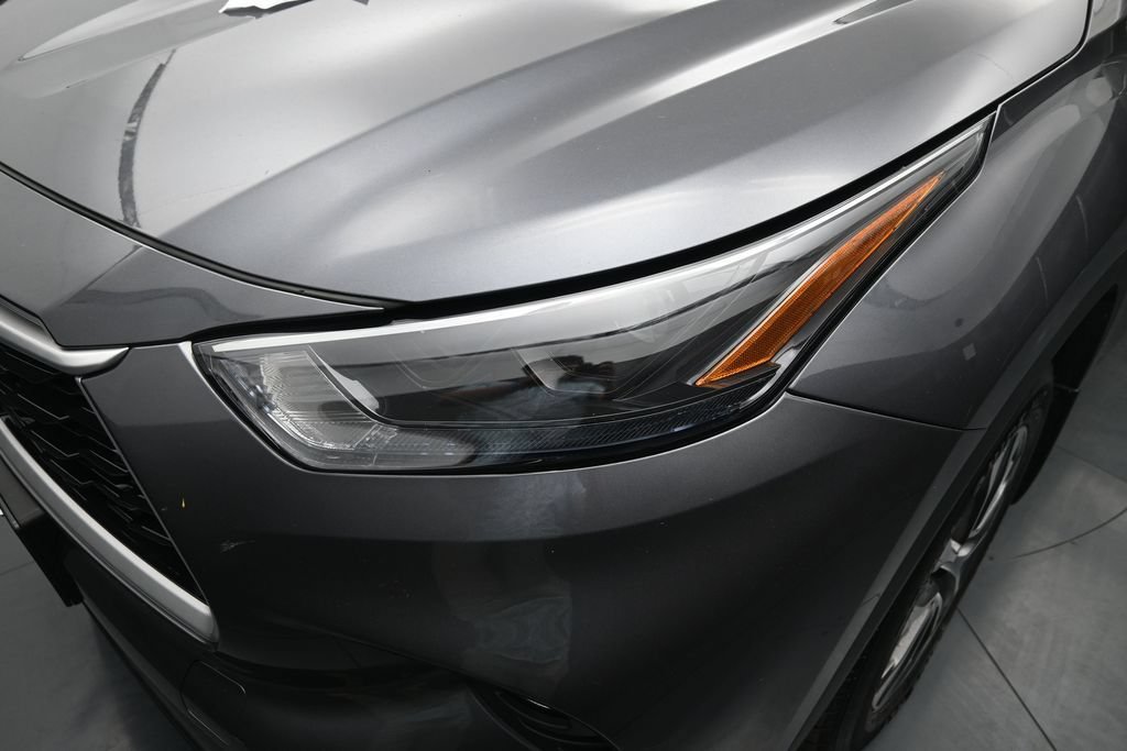 Used 2023 Toyota Highlander XLE AWD/4WD image 9