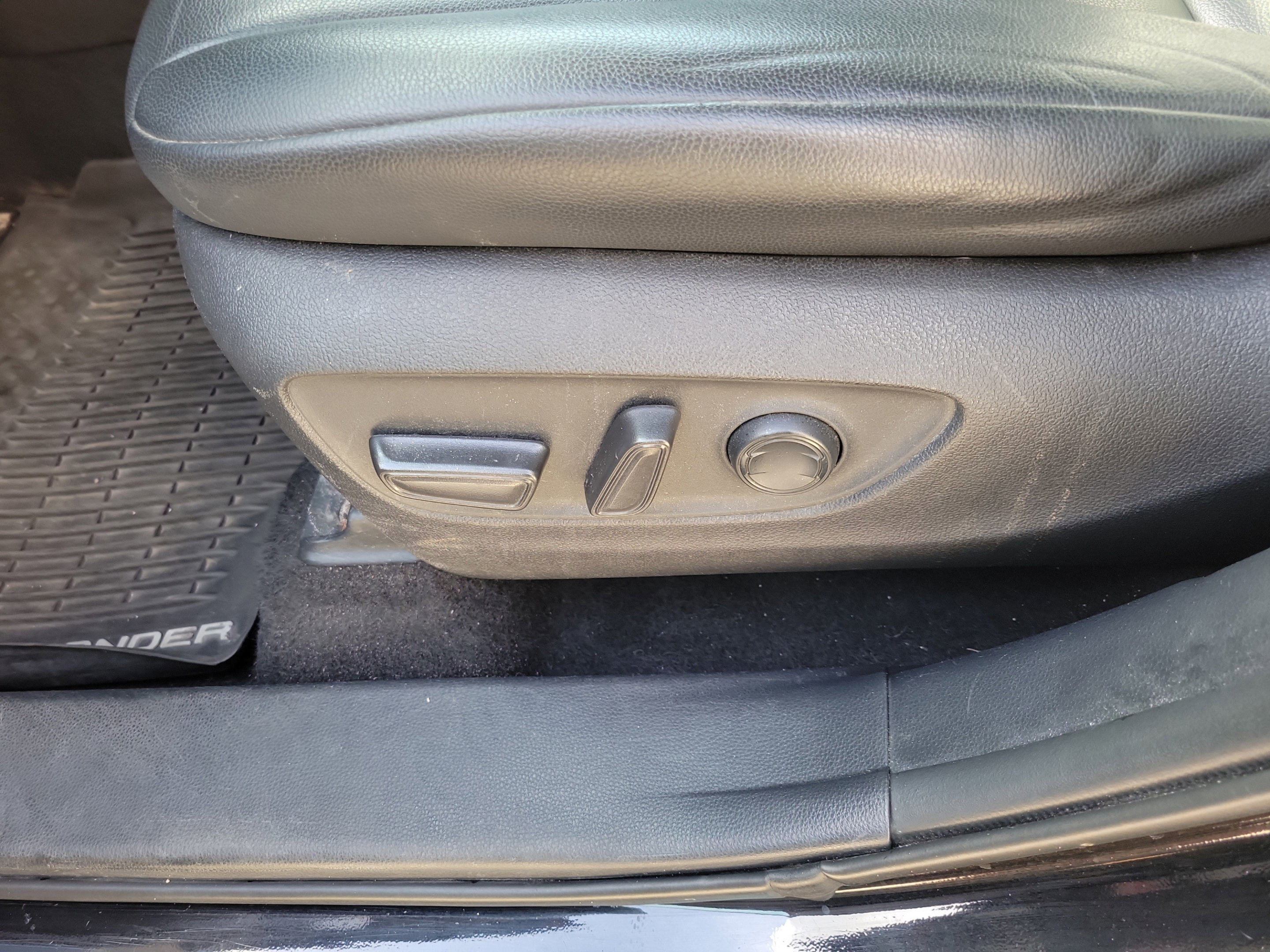 Used 2021 Toyota Highlander XLE AWD/4WD image 26