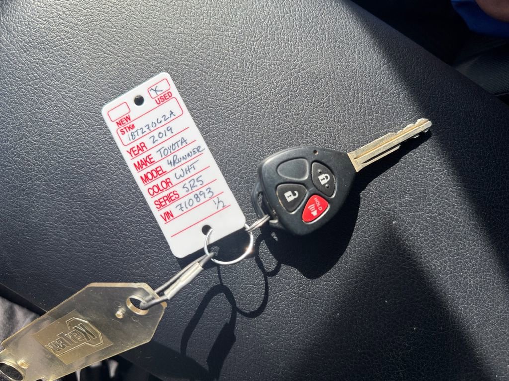 Used 2019 Toyota 4Runner SR5 AWD/4WD image 32