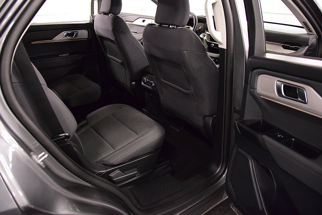 Used 2025 Ford Explorer Active AWD/4WD image 31