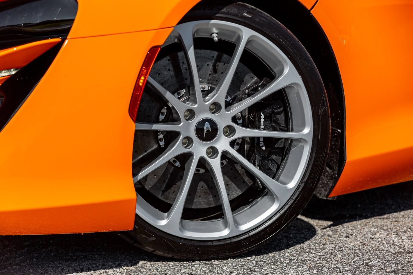 Used 2024 McLaren Artura RWD image 37