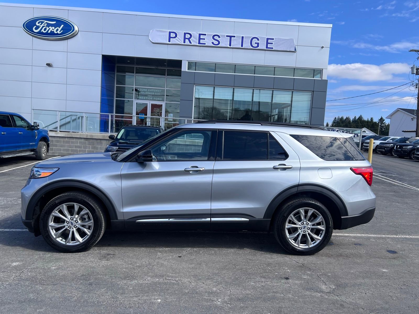 Used 2024 Ford Explorer XLT w/ Equipment Group 202A AWD/4WD image 2