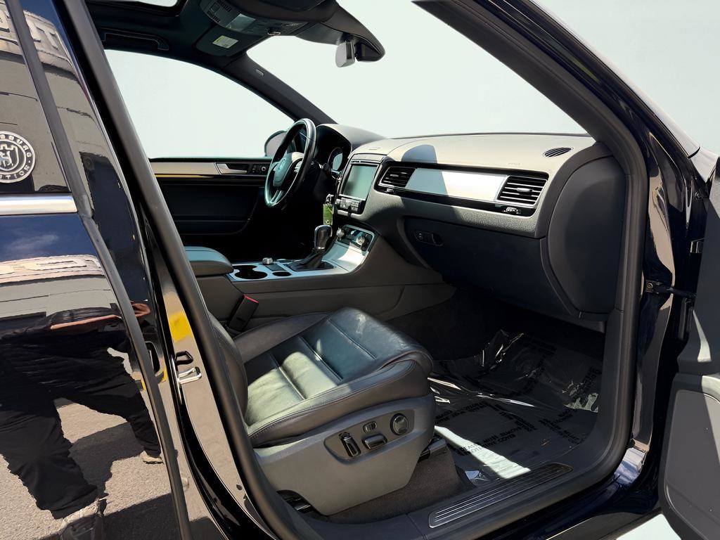 Used 2017 Volkswagen Touareg Wolfsburg Edition image 33
