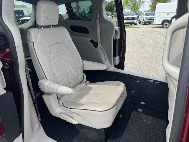 Used 2020 Chrysler Pacifica Limited w/ Tire & Wheel Group FWD image 43