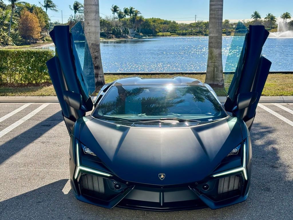 Used 2025 Lamborghini Revuelto image 3