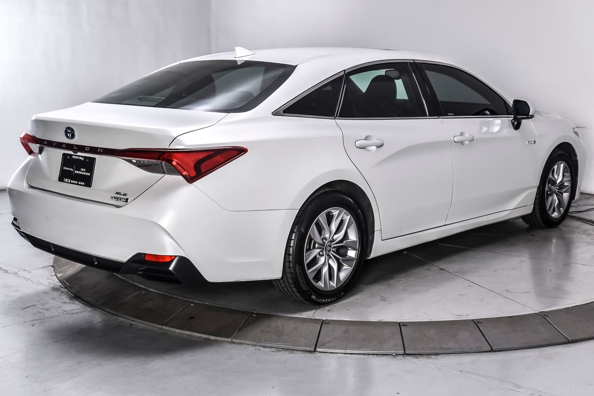 Used 2020 Toyota Avalon XLE w/ Moonroof Package FWD image 6