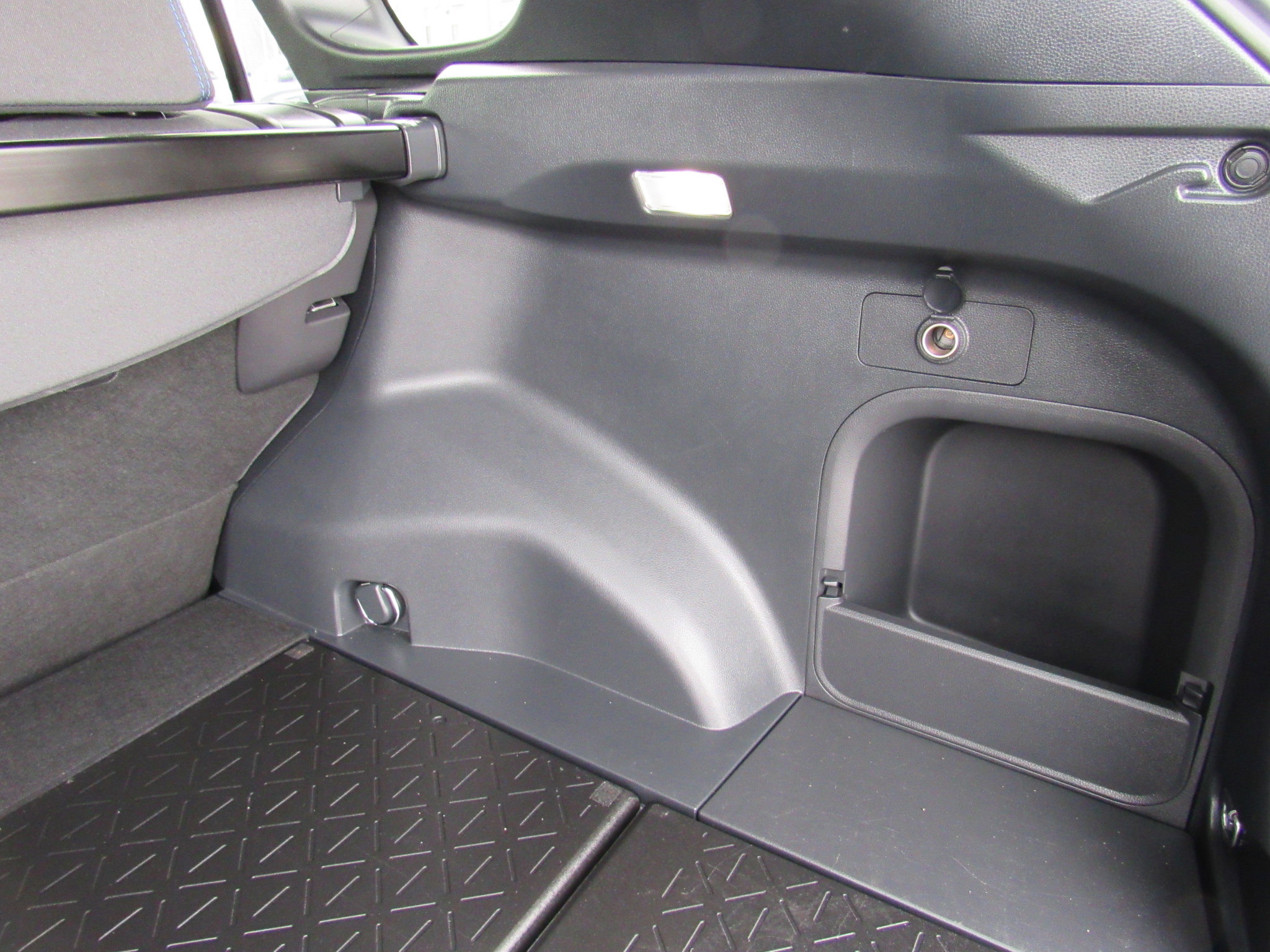 Used 2024 Toyota RAV4 SE image 38