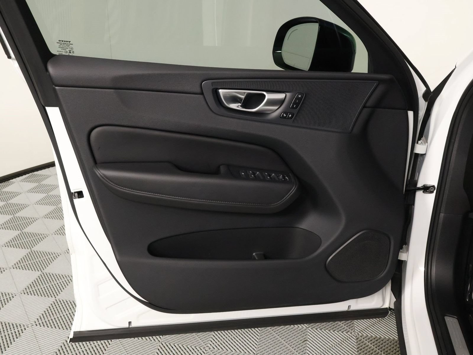 Certified 2024 Volvo XC60 B5 Core AWD/4WD image 17