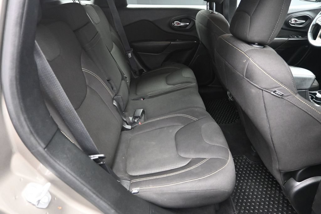 Used 2017 Jeep Cherokee Latitude w/ Cold Weather Group FWD image 31