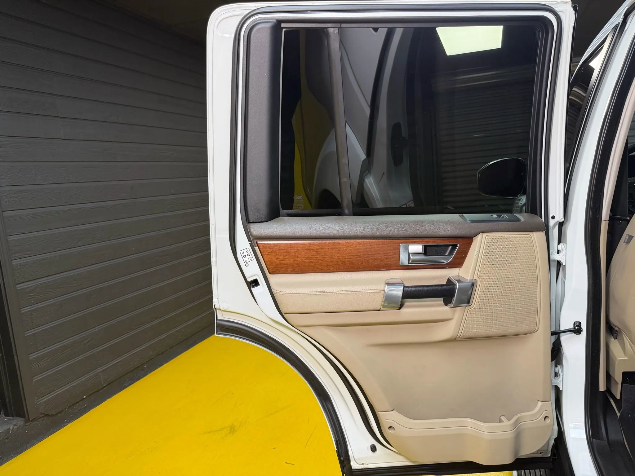 Used 2016 Land Rover LR4 HSE AWD/4WD image 10