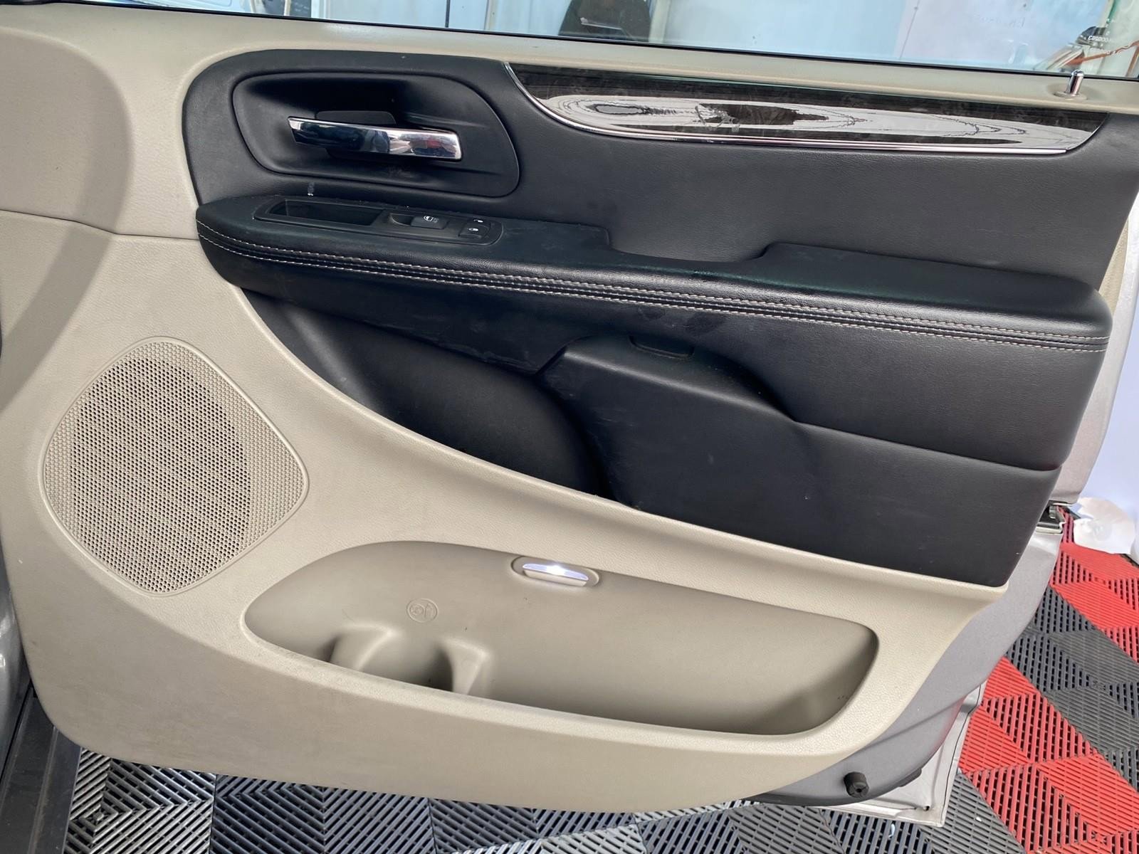 Used 2014 Chrysler Town & Country Touring image 7