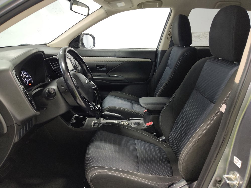 Used 2016 Mitsubishi Outlander SE image 17