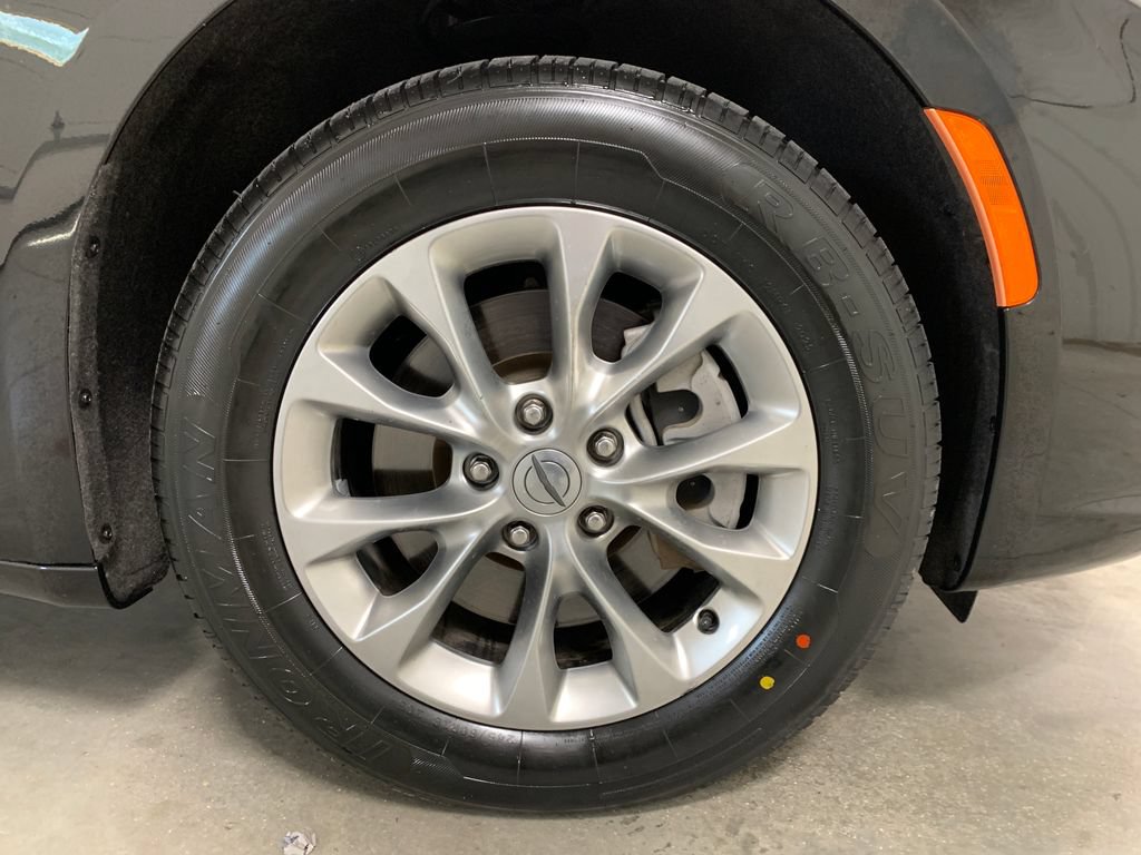 Used 2023 Chrysler Pacifica Touring-L w/ Uconnect Theater Family Group AWD/4WD image 13