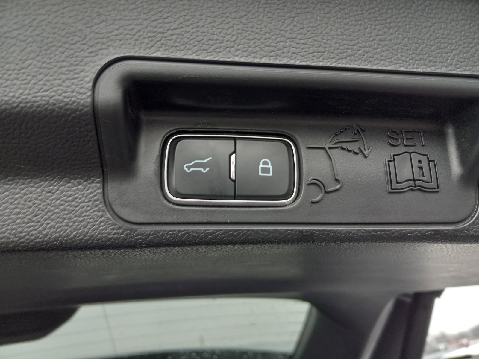 Used 2023 Ford Explorer Limited image 13