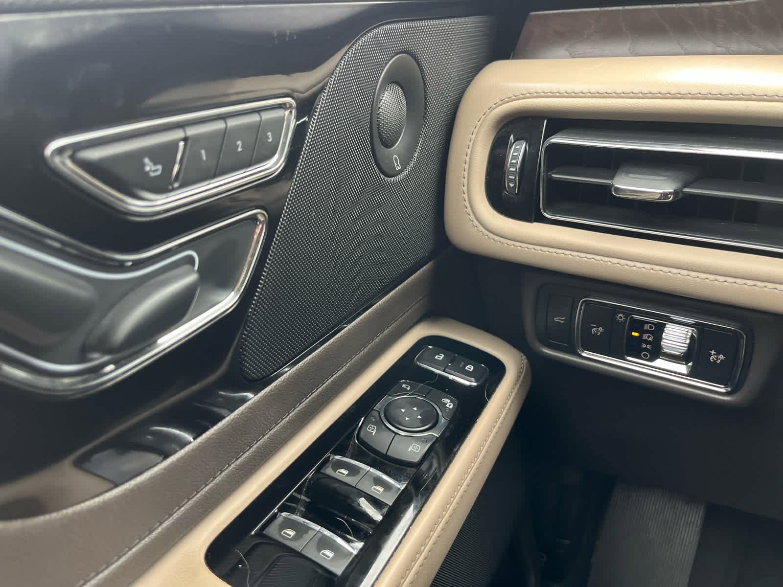 Used 2023 Lincoln Aviator Reserve w/ Elements Package Plus image 30