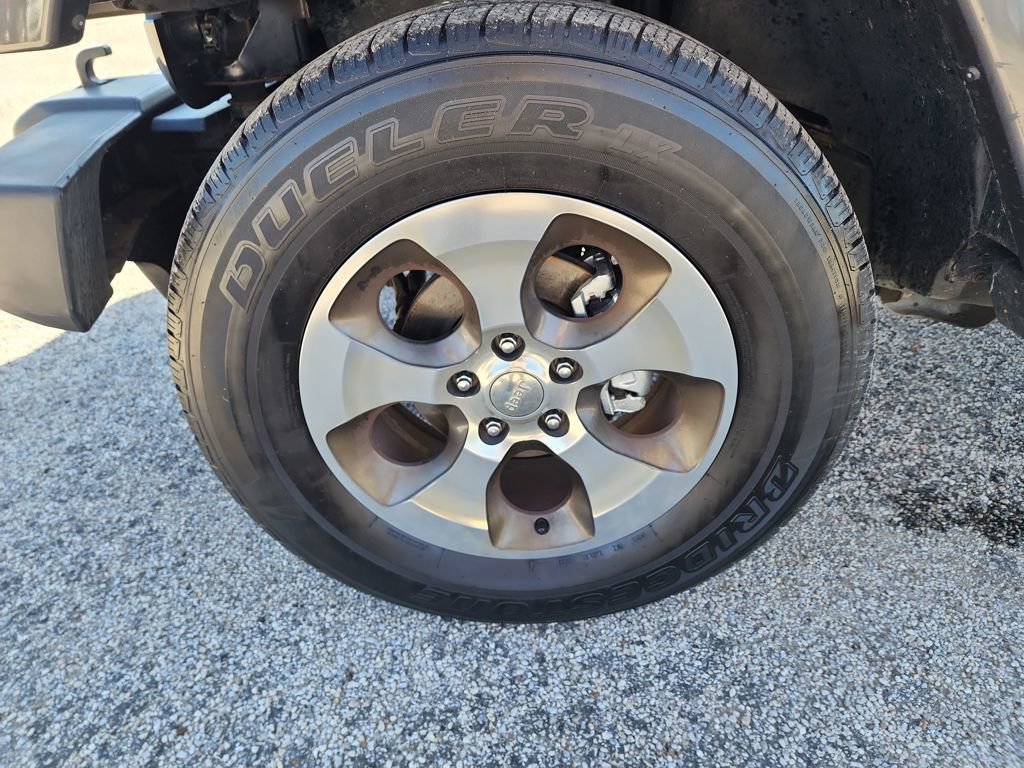 Used 2017 Jeep Wrangler Sahara w/ Connectivity Group image 11