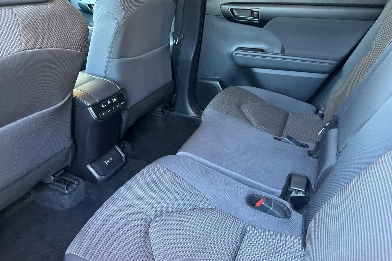 Used 2025 Toyota Highlander LE image 28