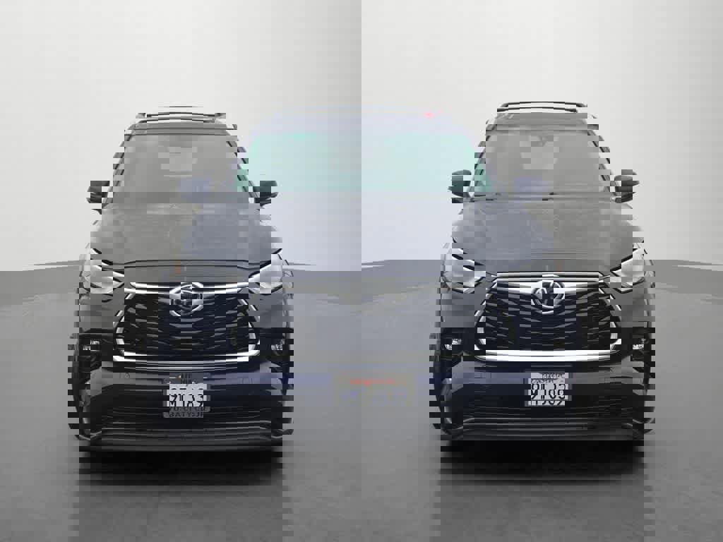 Used 2023 Toyota Highlander XLE image 2