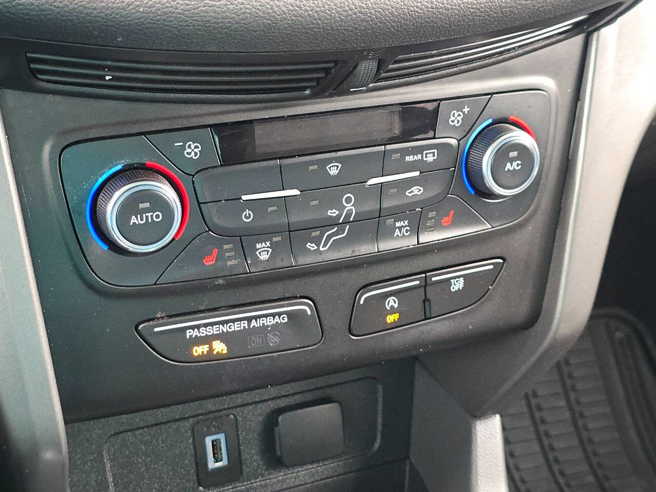 Used 2017 Ford Escape SE w/ SE Cold Weather Package image 31