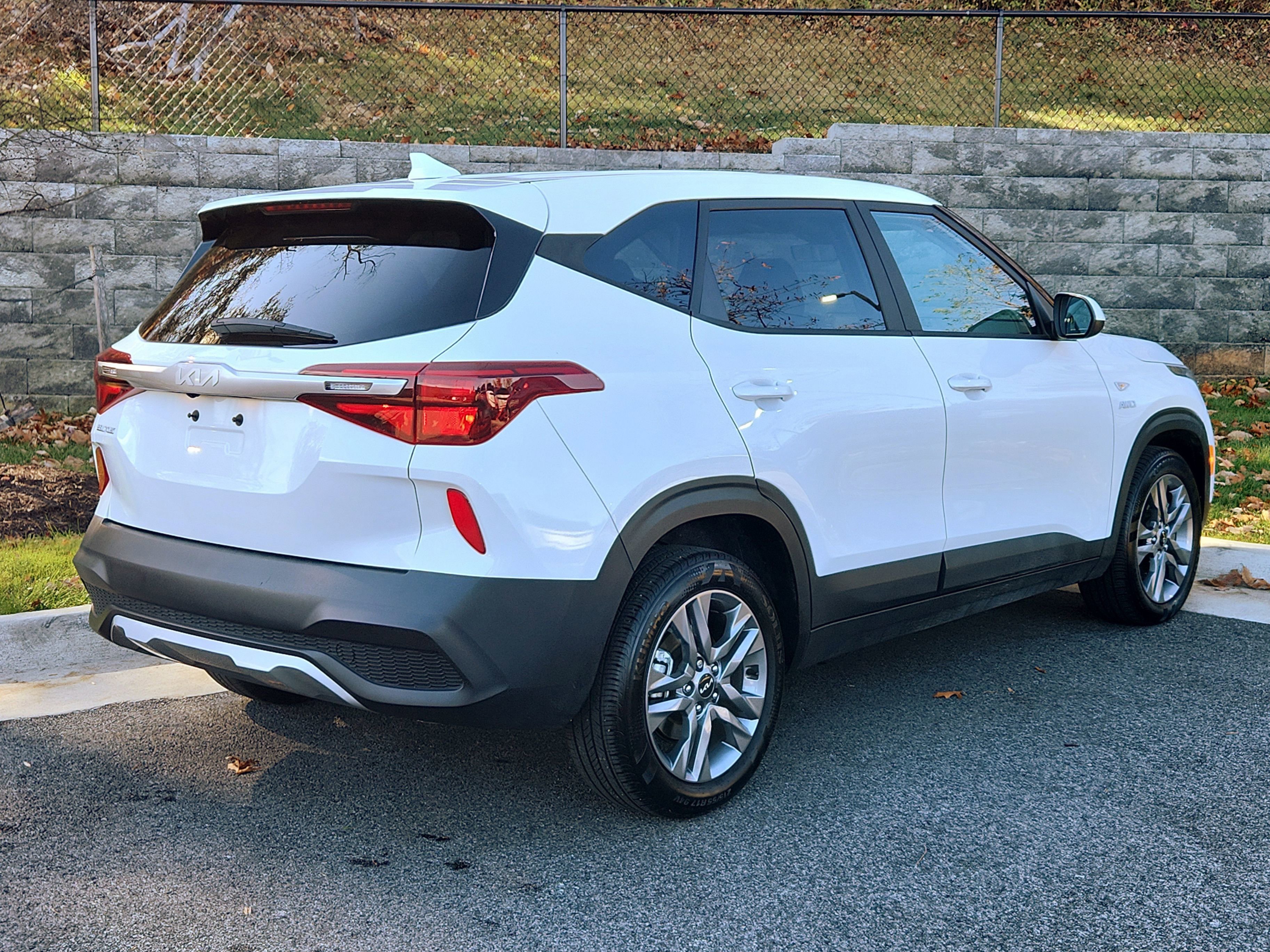 Used 2023 Kia Seltos LX image 2