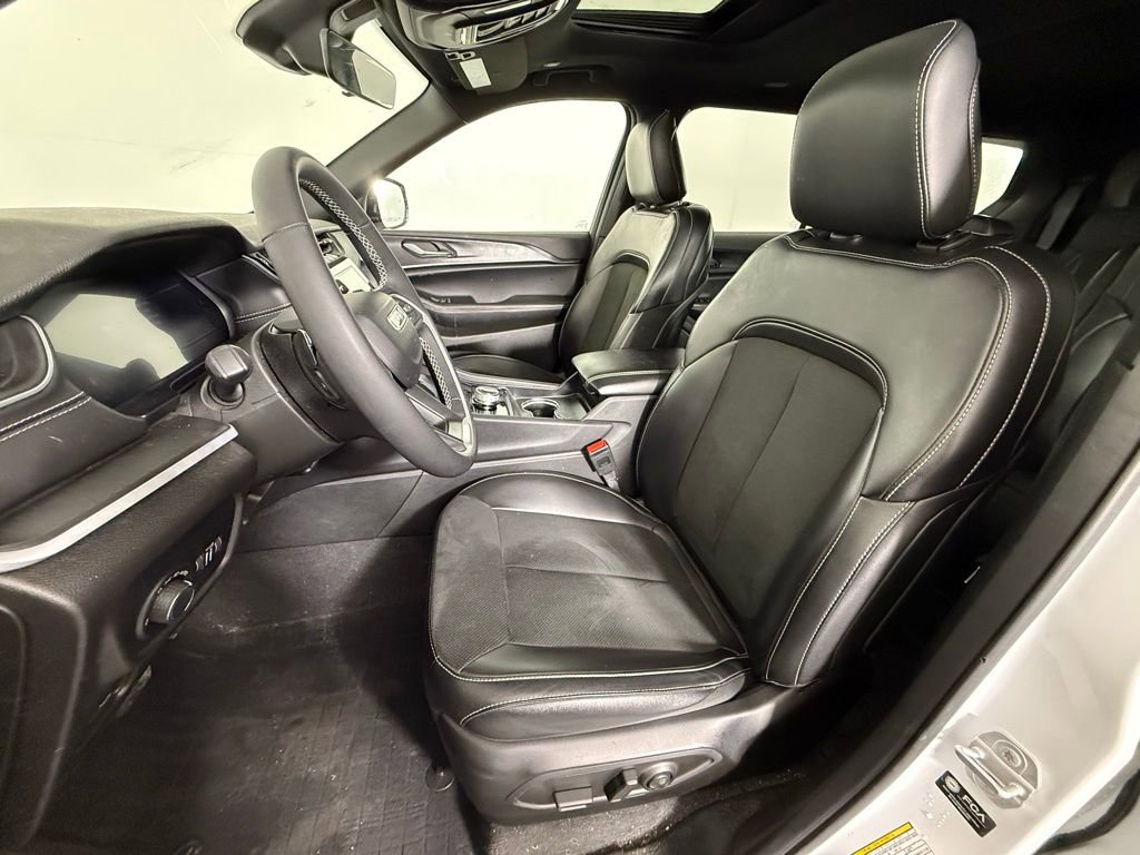 Used 2025 Jeep Grand Cherokee L Altitude image 6