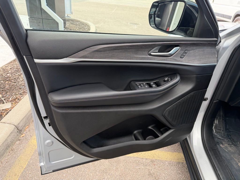 Certified 2023 Jeep Grand Cherokee Limited image 13