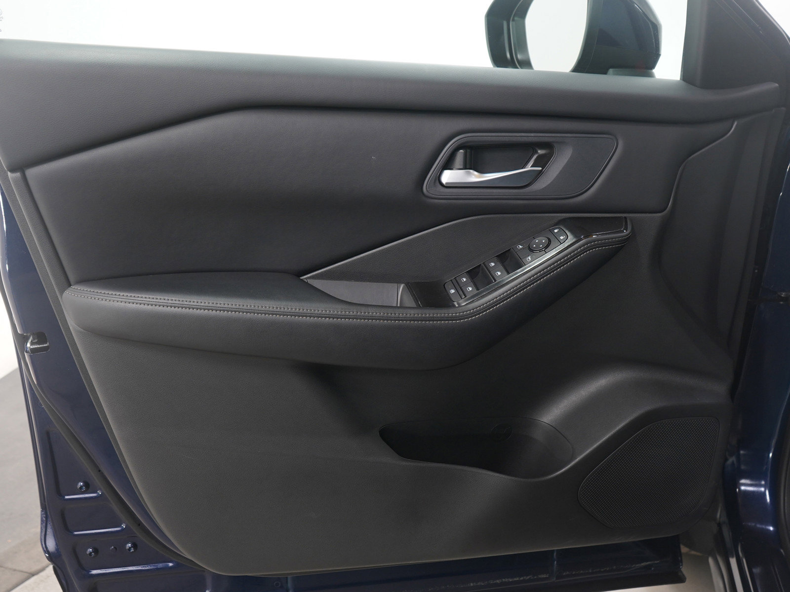 Used 2025 Nissan Rogue SV image 23