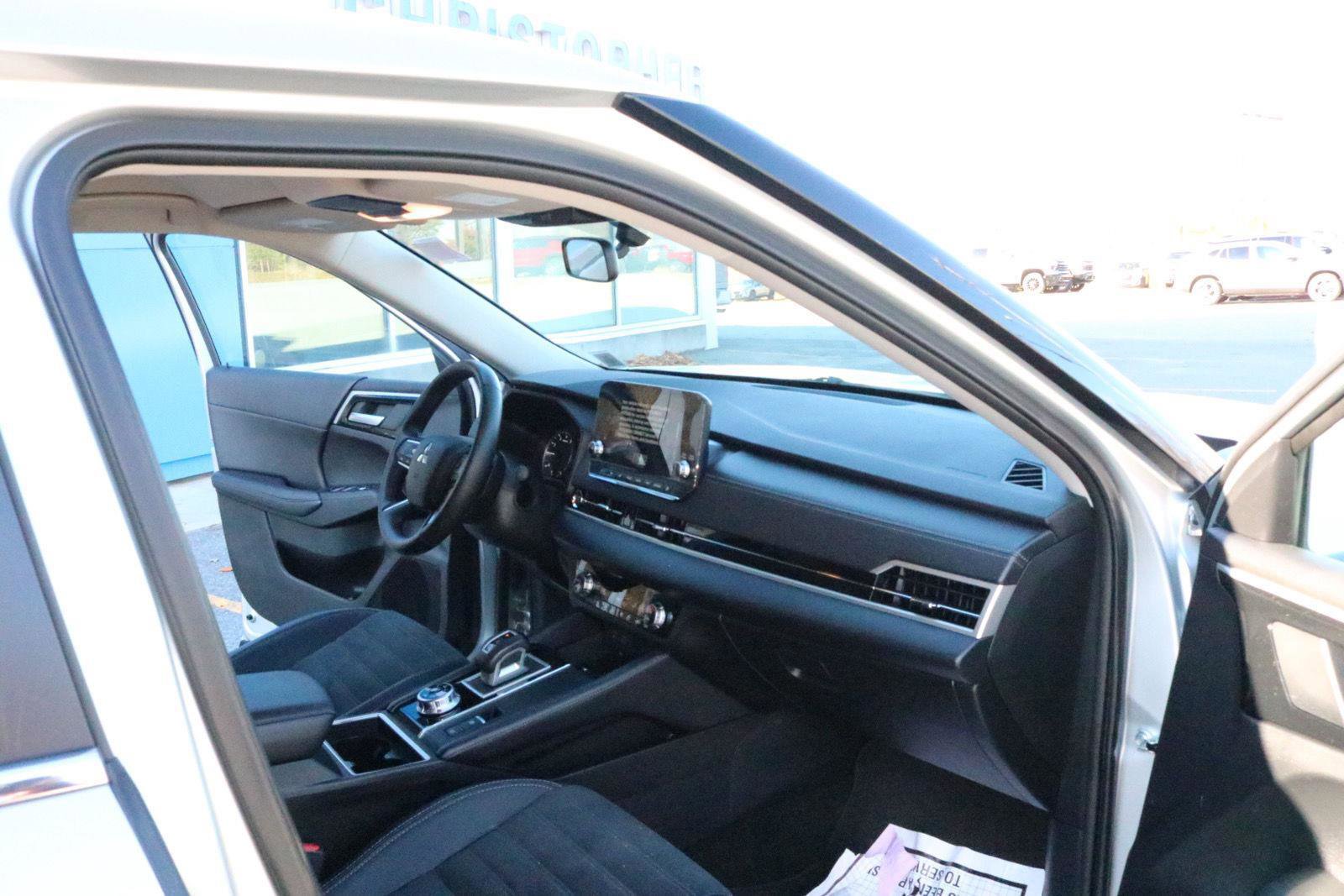 Used 2024 Mitsubishi Outlander SE image 19