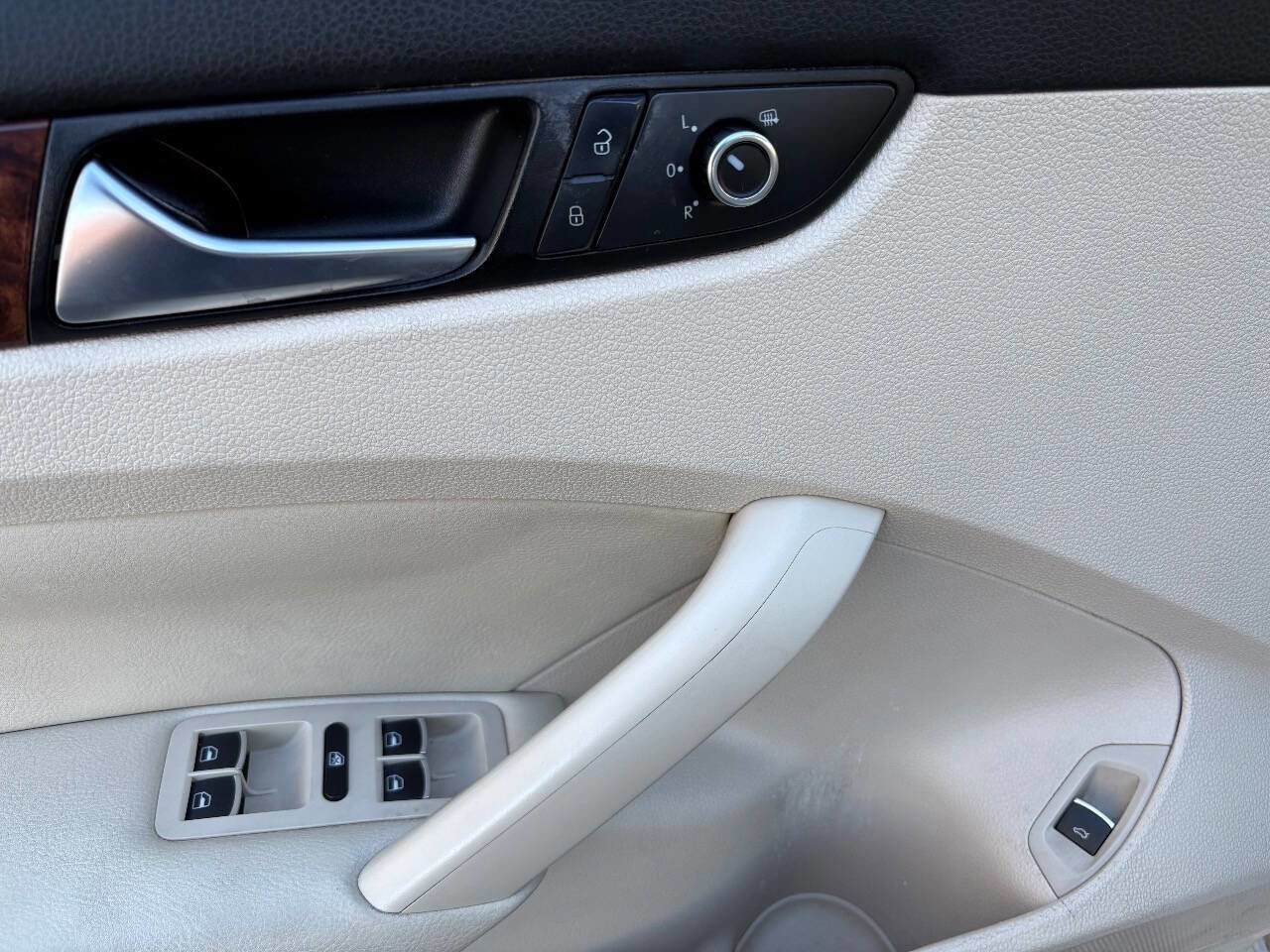 Used 2013 Volkswagen Passat TDI SEL Premium image 19
